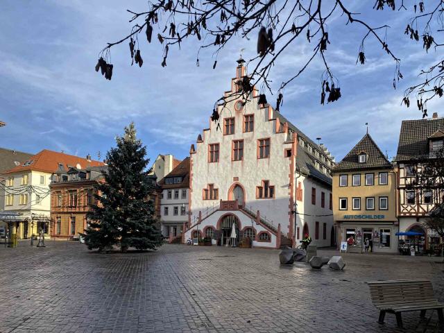 Karlstadt Marktplatz mit Rathaus