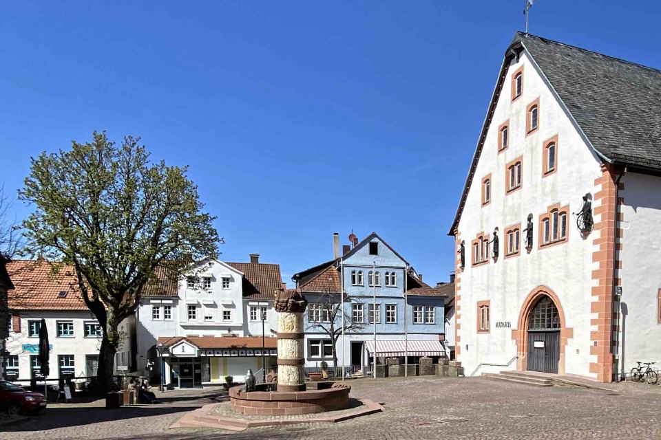 Steinau - Rathaus und M&auml;rchenbrunnen